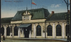 Pocztówka przedstawiająca wejście na Dworzec Kaliski.